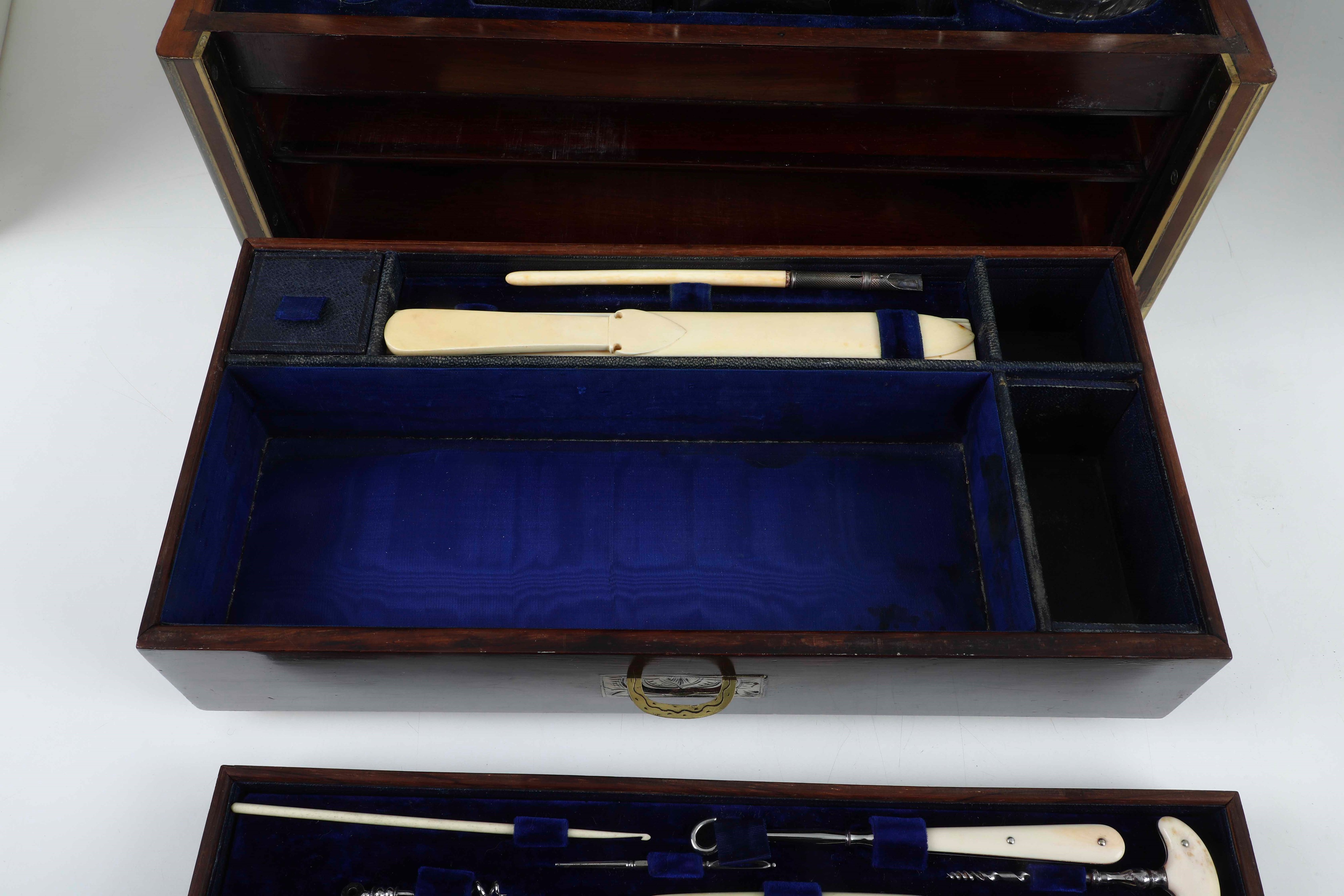 Francia, Necessaire da viaggio, custodia in legno con finimenti in ottone cesellato e marchio per...