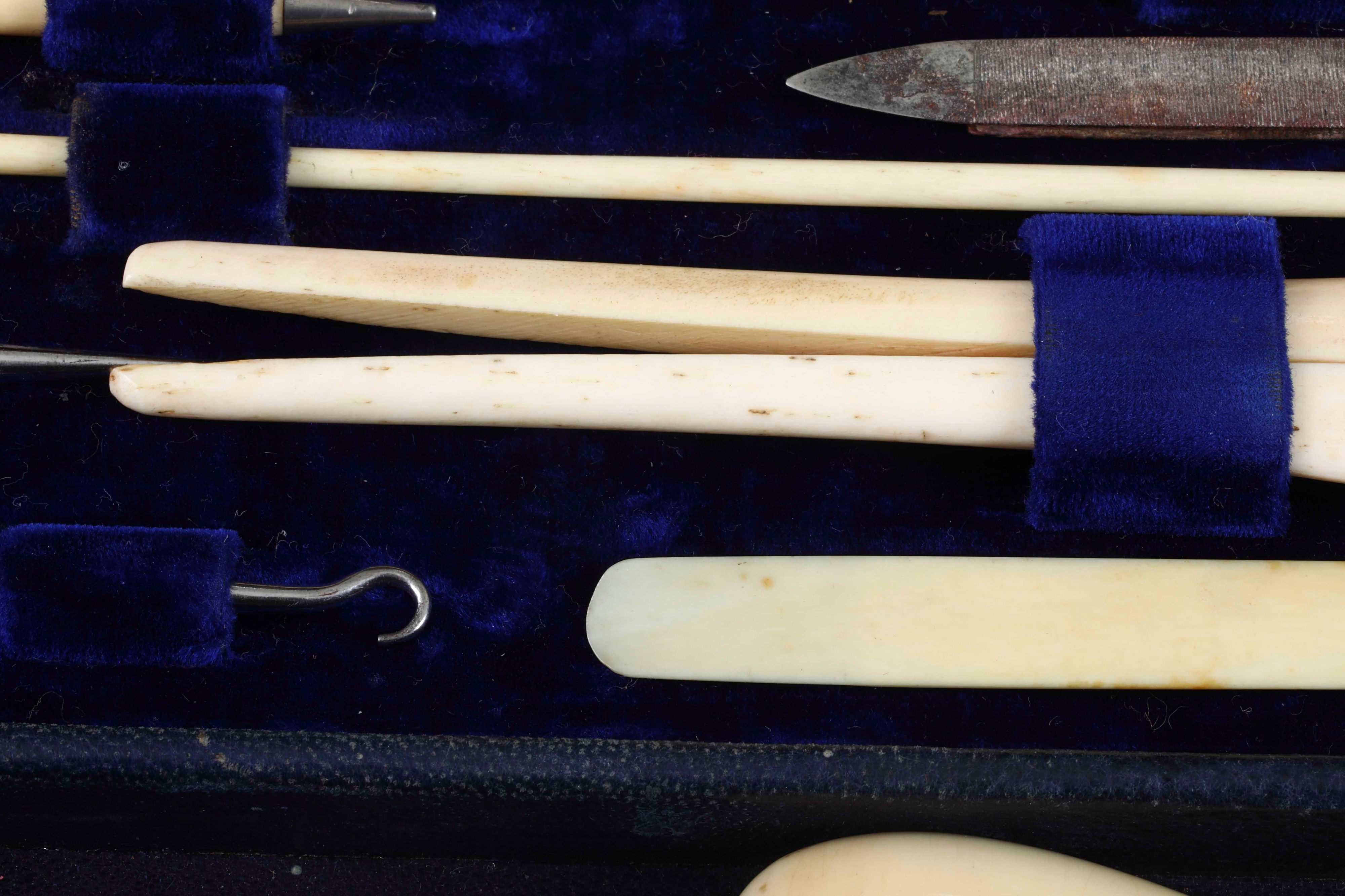 Francia, Necessaire da viaggio, custodia in legno con finimenti in ottone cesellato e marchio per...