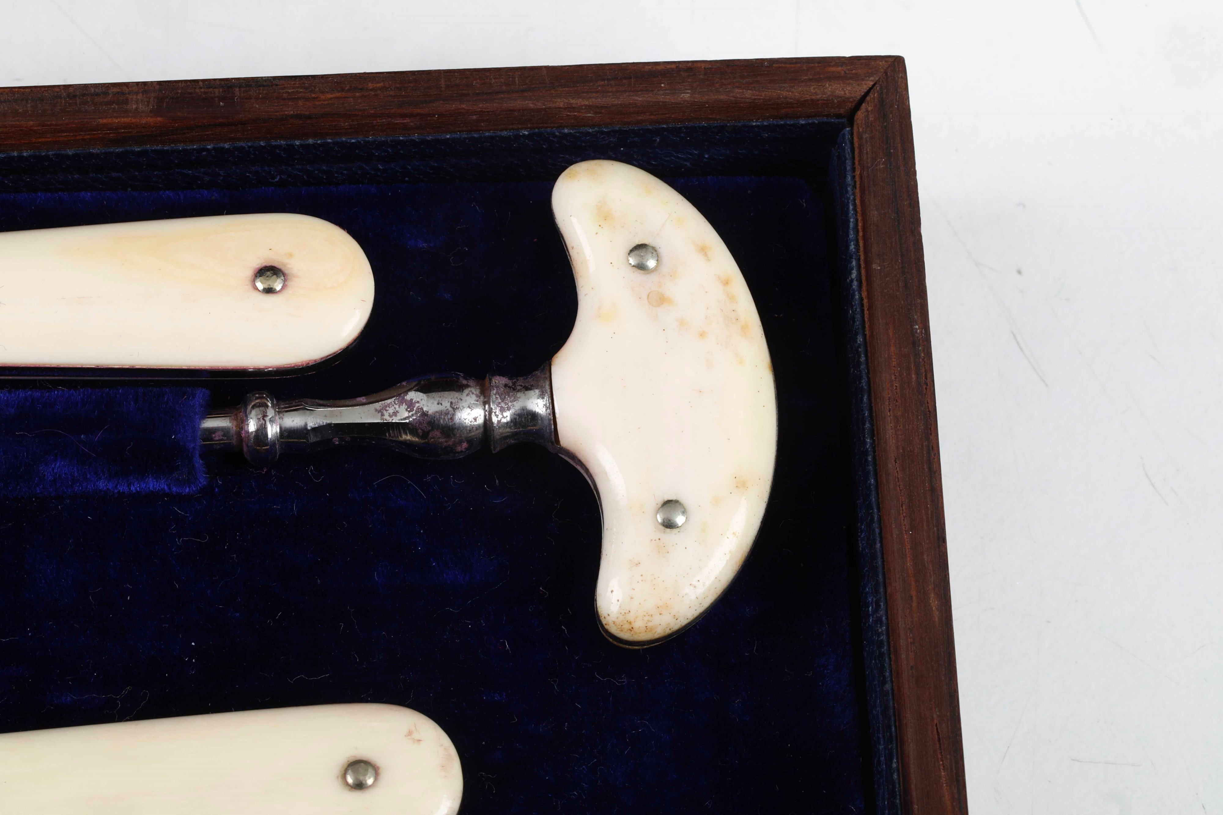 Francia, Necessaire da viaggio, custodia in legno con finimenti in ottone cesellato e marchio per...