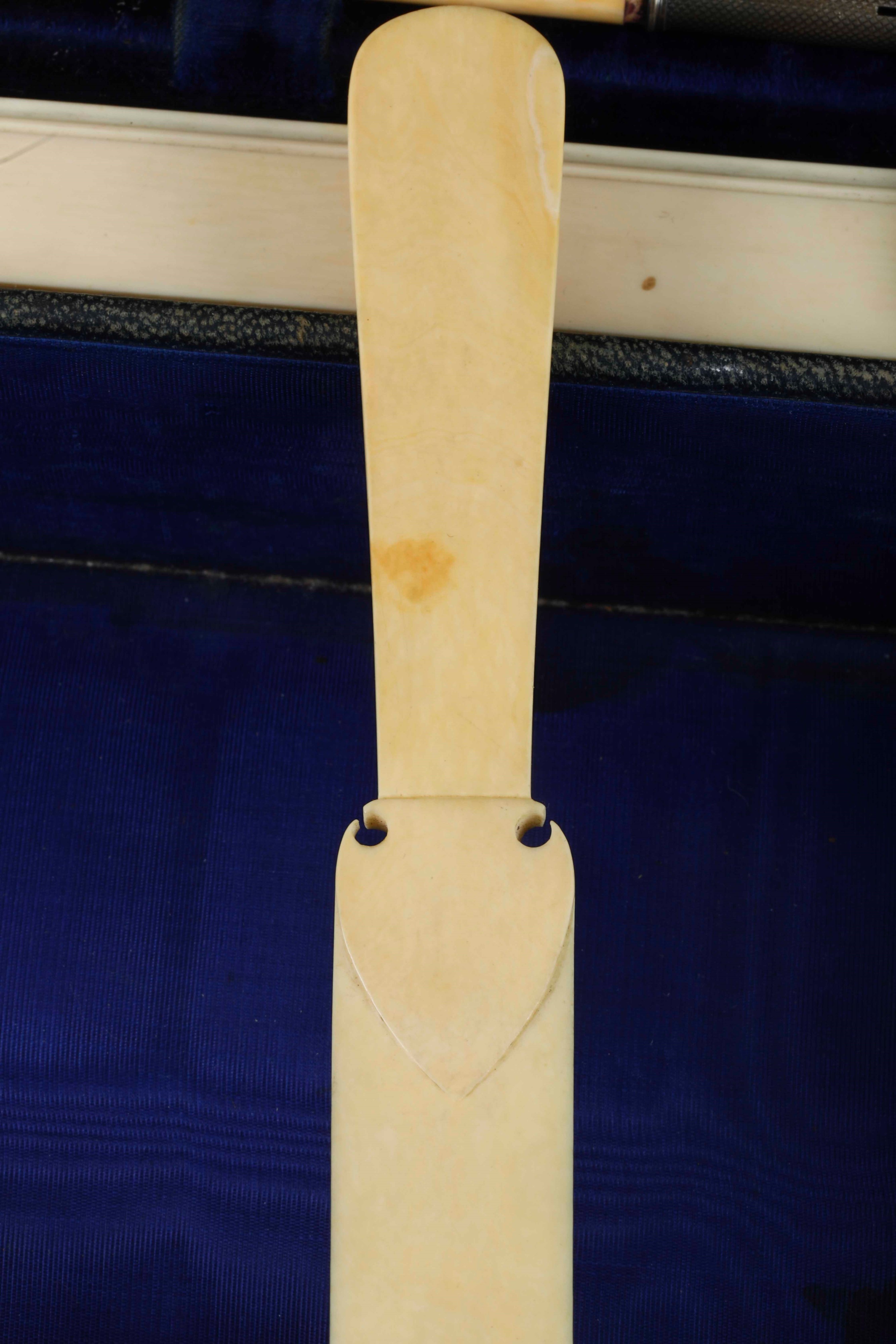 Francia, Necessaire da viaggio, custodia in legno con finimenti in ottone cesellato e marchio per...