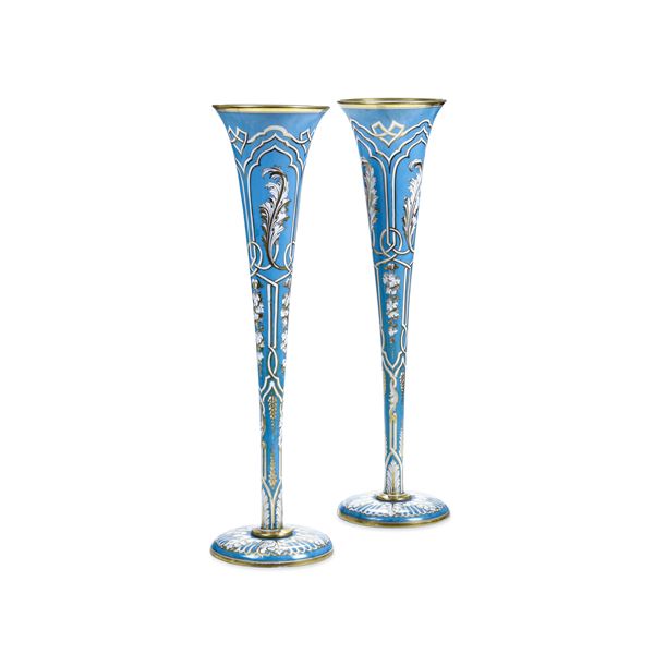 Coppia di vasi a tromba a sfondo celeste con decorazioni dorate. Manifattura degli inizi del XX secolo