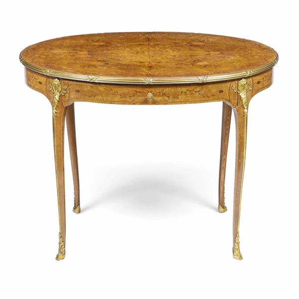 Tavolo ovale lastronato ed intarsiato in varie essenze. XIX secolo