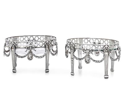 Dobson & Sons, Coppia di alzate in argento fuso traforato, cesellato e vetro non coevo (Londra, 1...