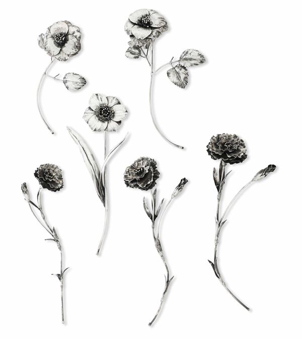 Gruppo di sei fiori. Argento fuso, sbalzato e cesellato. Argenteria artistica fiorentina del XX secolo. Argentiere Lisi
