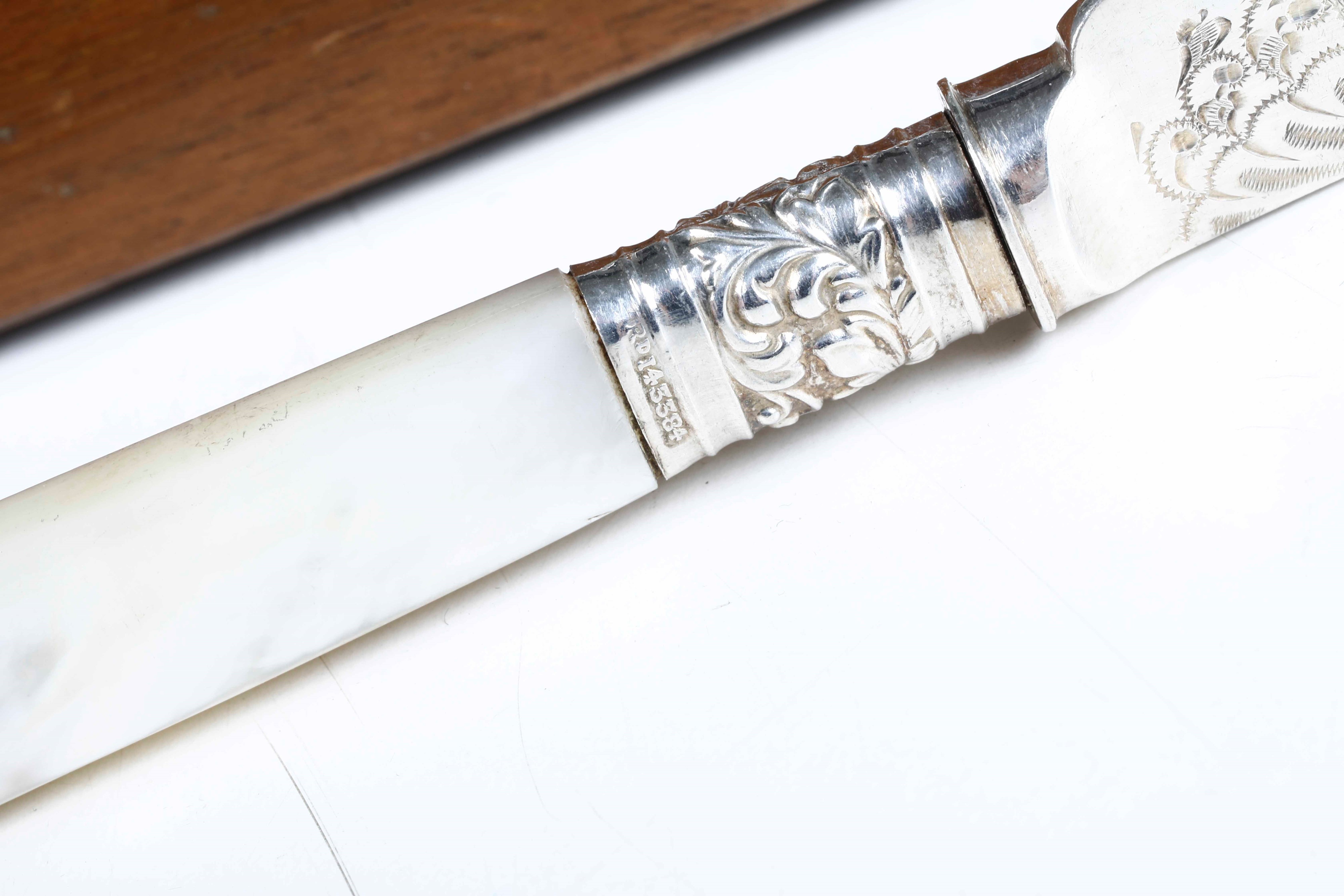Servizio di Posate. Metallo Argentato e Madreperla. Inghilterra XIX-XX Secolo