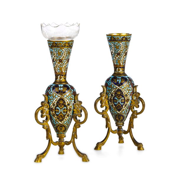 Coppia di candelieri. Bronzo e smalti colorati. Francia XIX-XX secolo