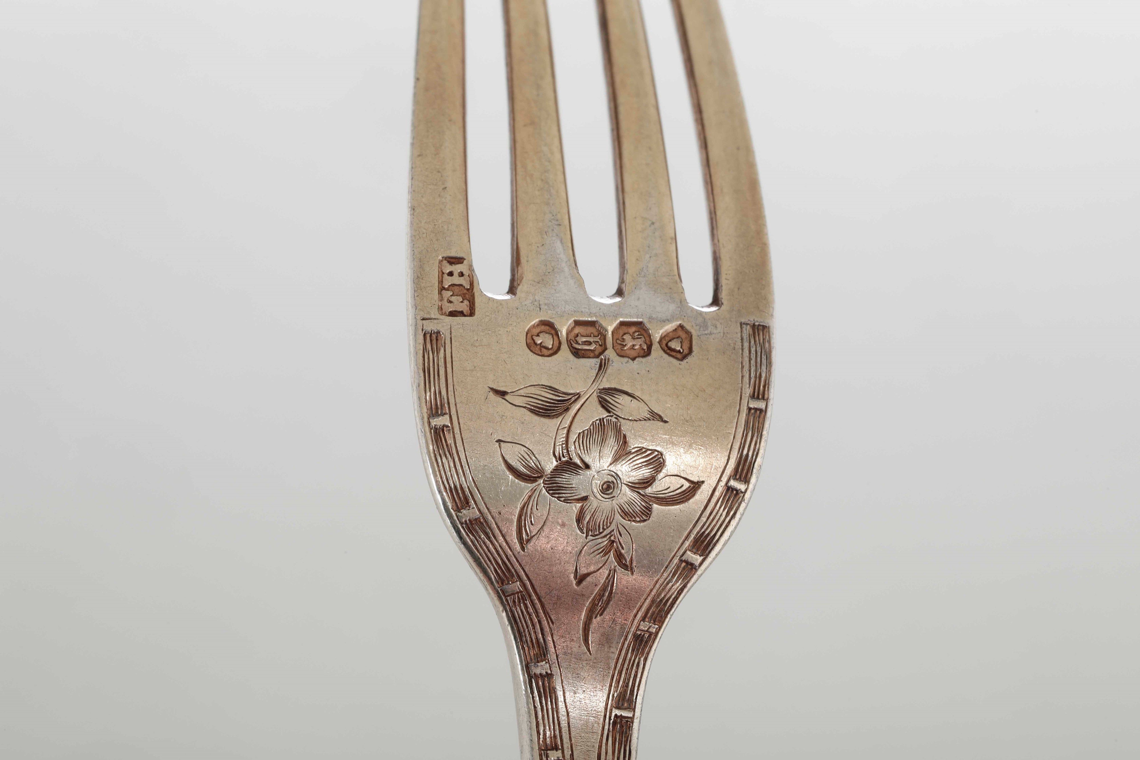 Set di Tre Posate. Argento Fuso, Cesellato e Dorato. Londra 1863. Argentiere Francis Higgins II