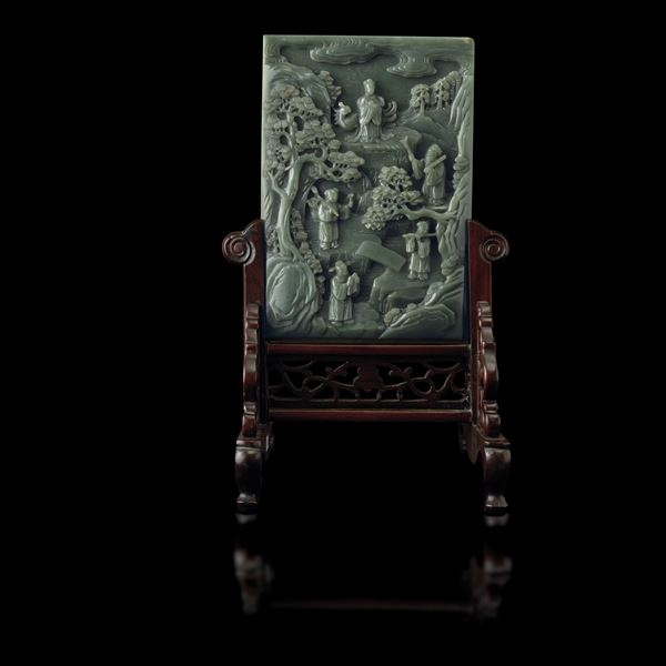 Magnifica placca finemente e profondamente scolpita in giada Celadon raffigurante saggi entro paesaggio, Cina, Dinastia Qing, epoca Kangxi (1662-1722)