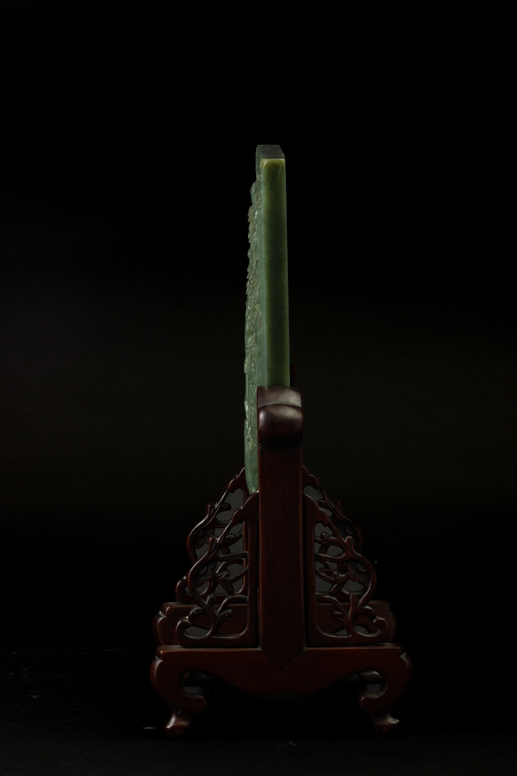 Magnifica Placca Finemente e Profondamente Scolpita in Giada Celadon Raffigurante Saggi Entro Pae...