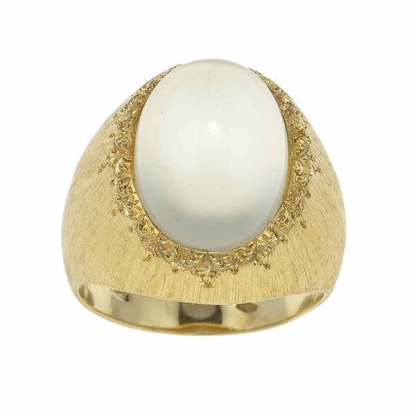 Moonstone and gold ring. Signed M. Buccellati