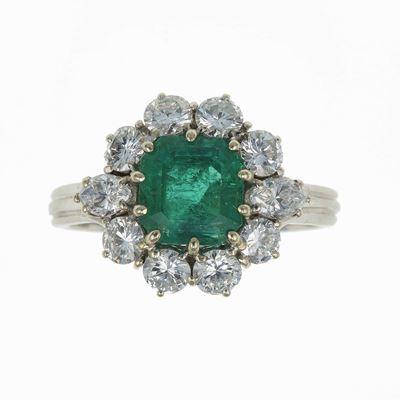 Anello con smeraldo colombiano (ct 2,20 ca.) e diamanti a contorno, in oro bianco 750/1000
