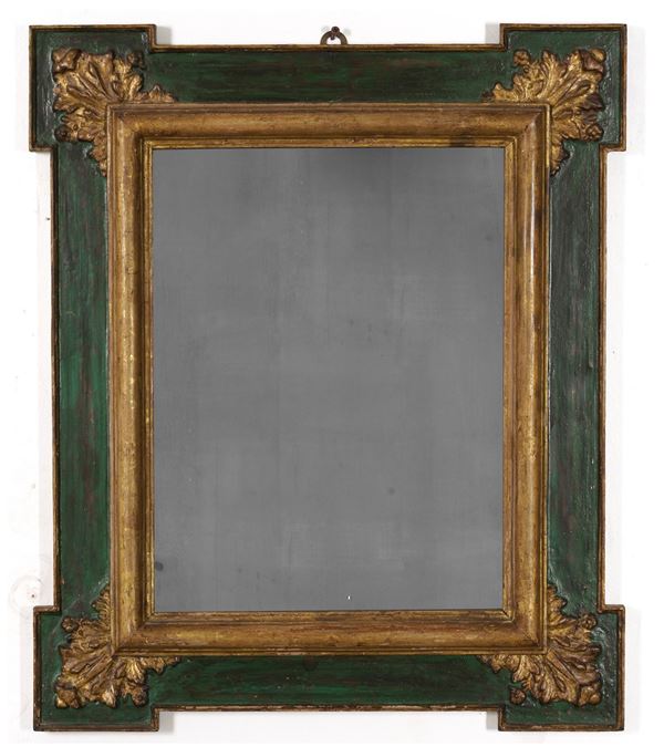 Piccola specchiera con cornice in legno dorata e dipinto. XX secolo
