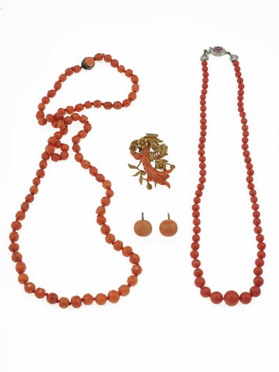 Lotto composto da collana lunga, collana corta, spilla e orecchini in corallo con montature in or...