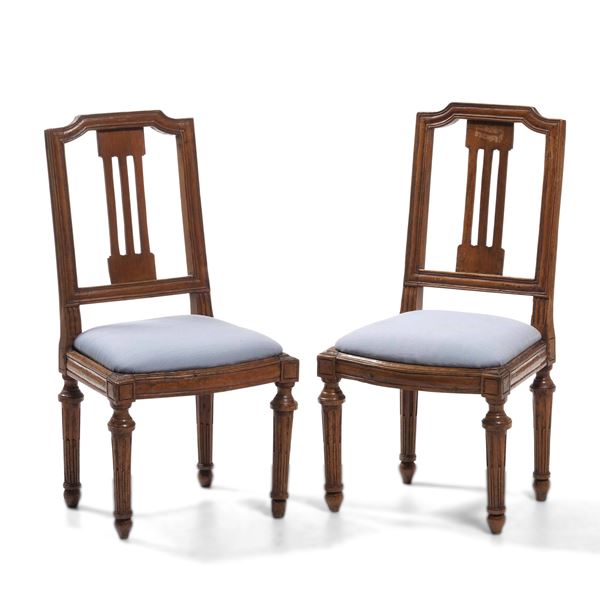 Coppia di sedie in legno. XVIII secolo