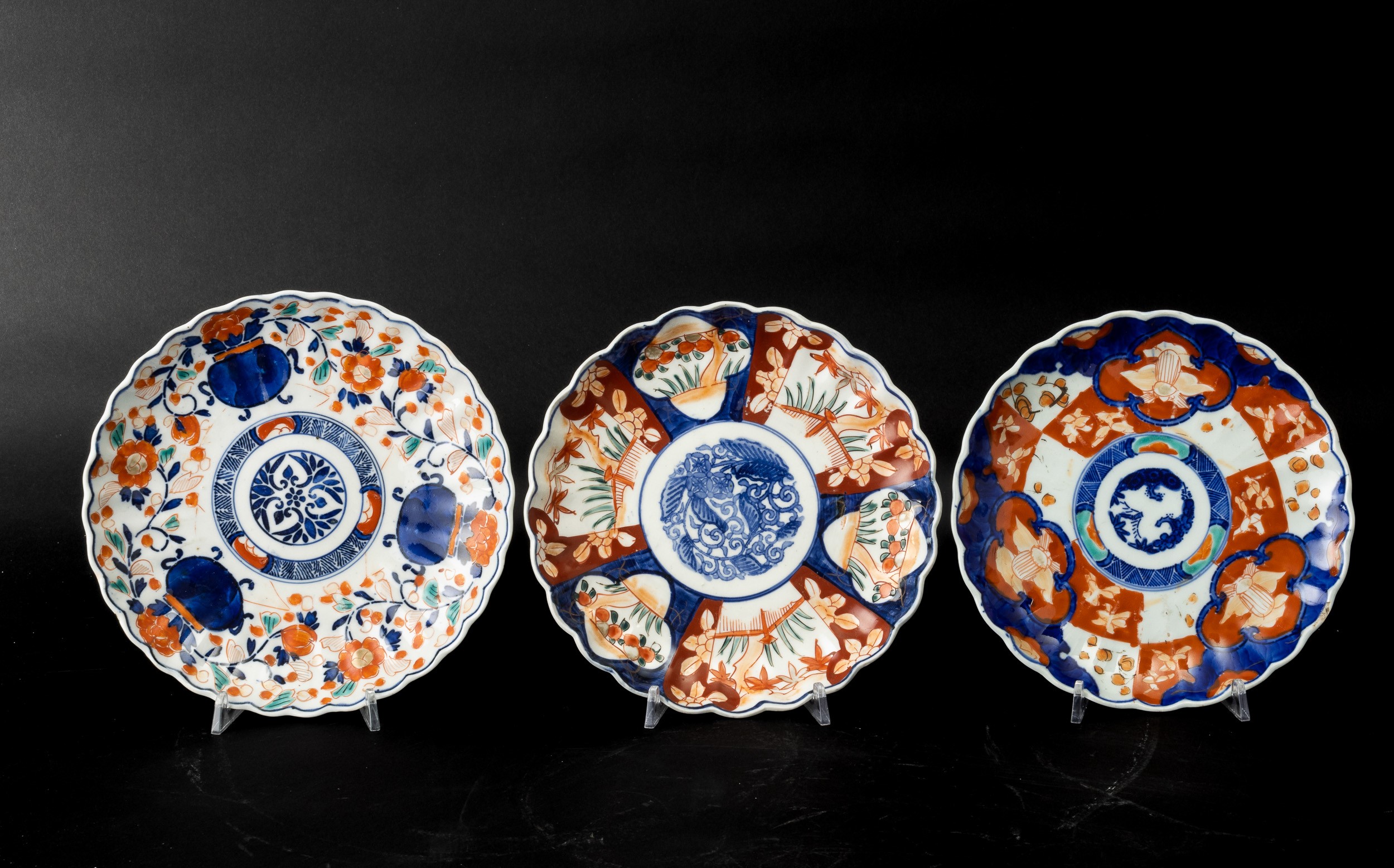 Giappone, lotto di dieci piatti in porcellana Imari con decorazioni floreali entro riserve, perio...