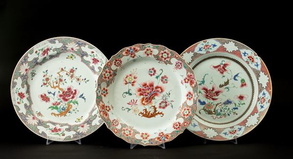 Tre piatti in porcellana Famiglia Rosa con decori floreali, Cina, Dinastia Qing, epoca Qianlong (1736-1796)