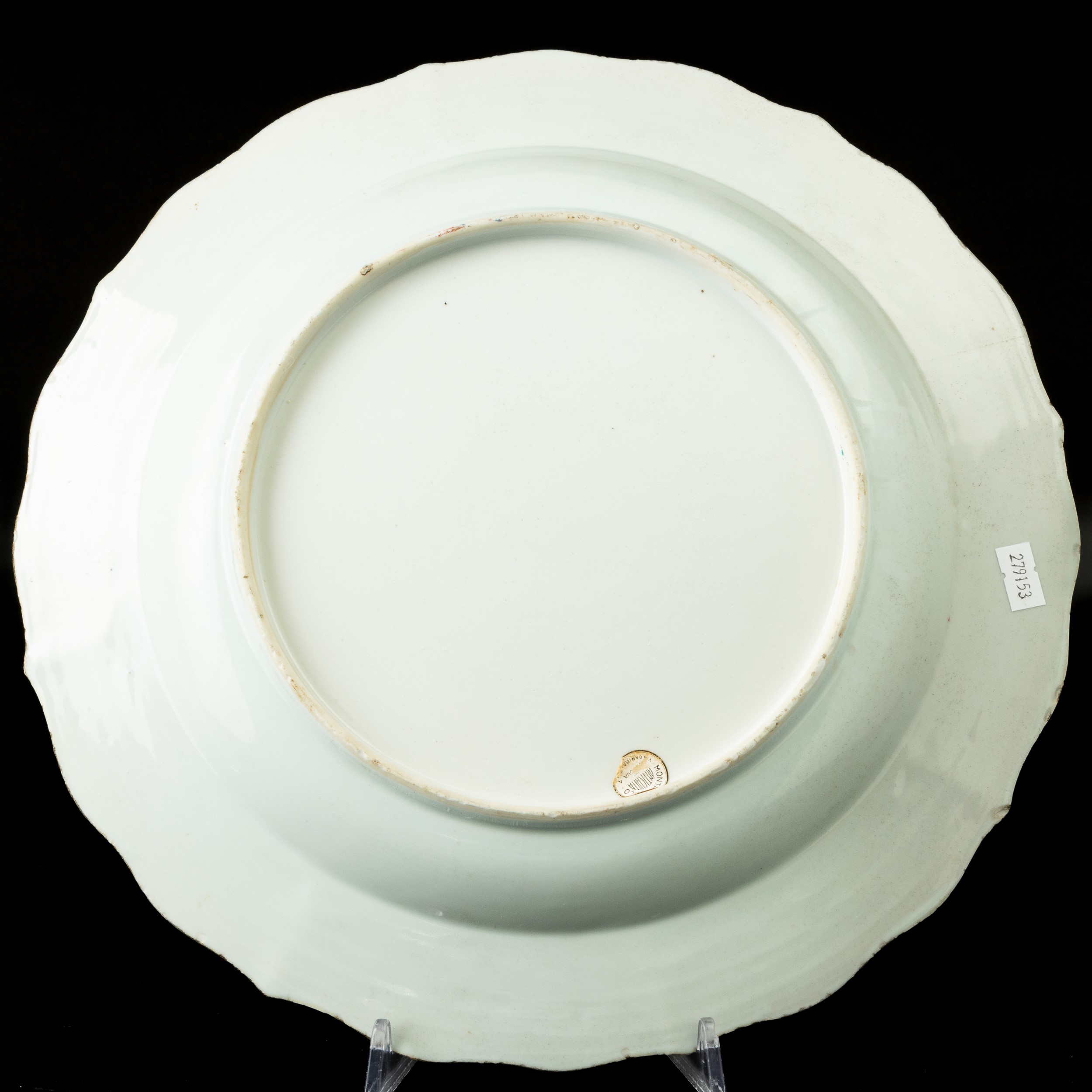 Cina, Famiglia Rosa, Tre piatti in porcellana con decori floreali, Dinastia Qing (epoca Qianlong)