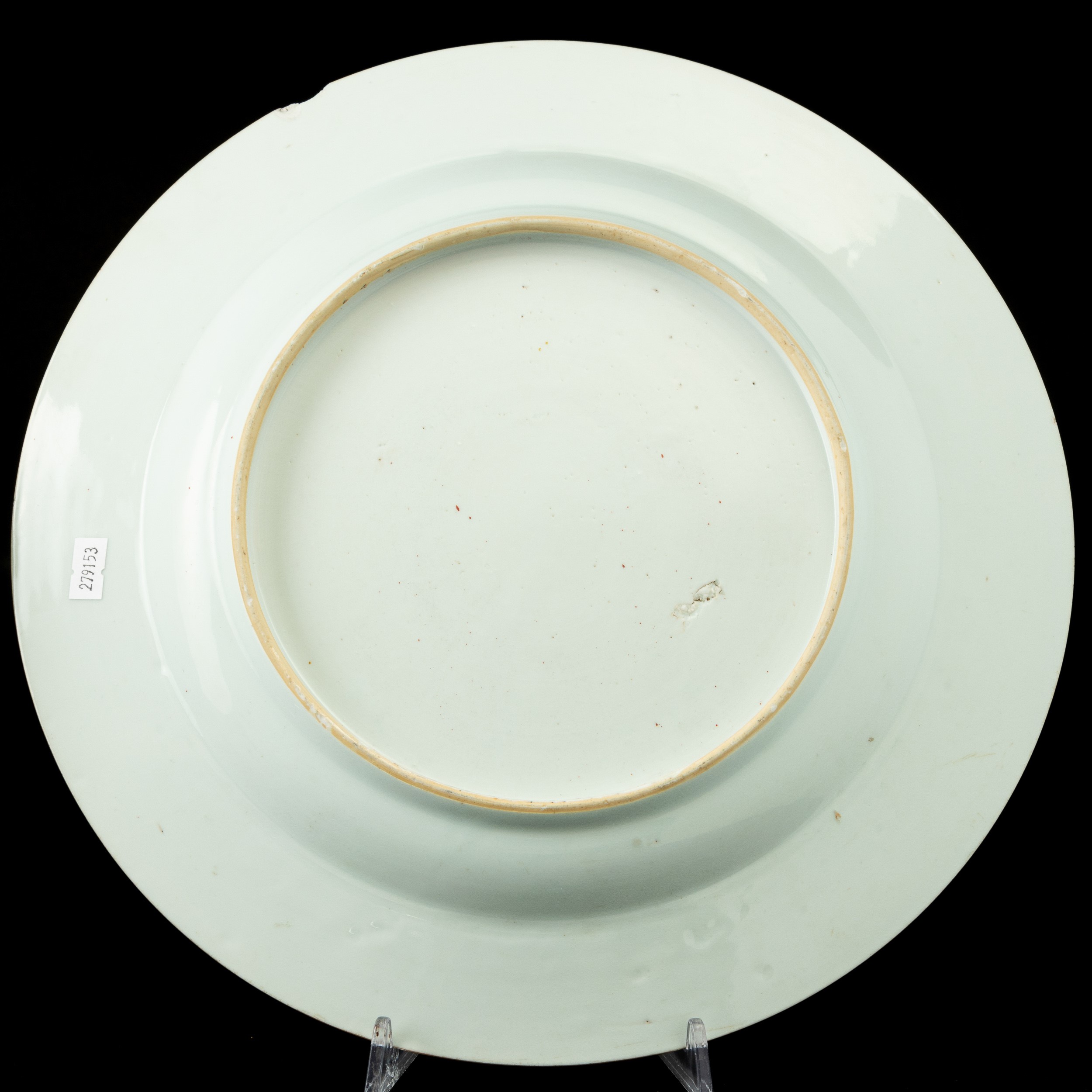 Cina, Famiglia Rosa, Tre piatti in porcellana con decori floreali, Dinastia Qing (epoca Qianlong)