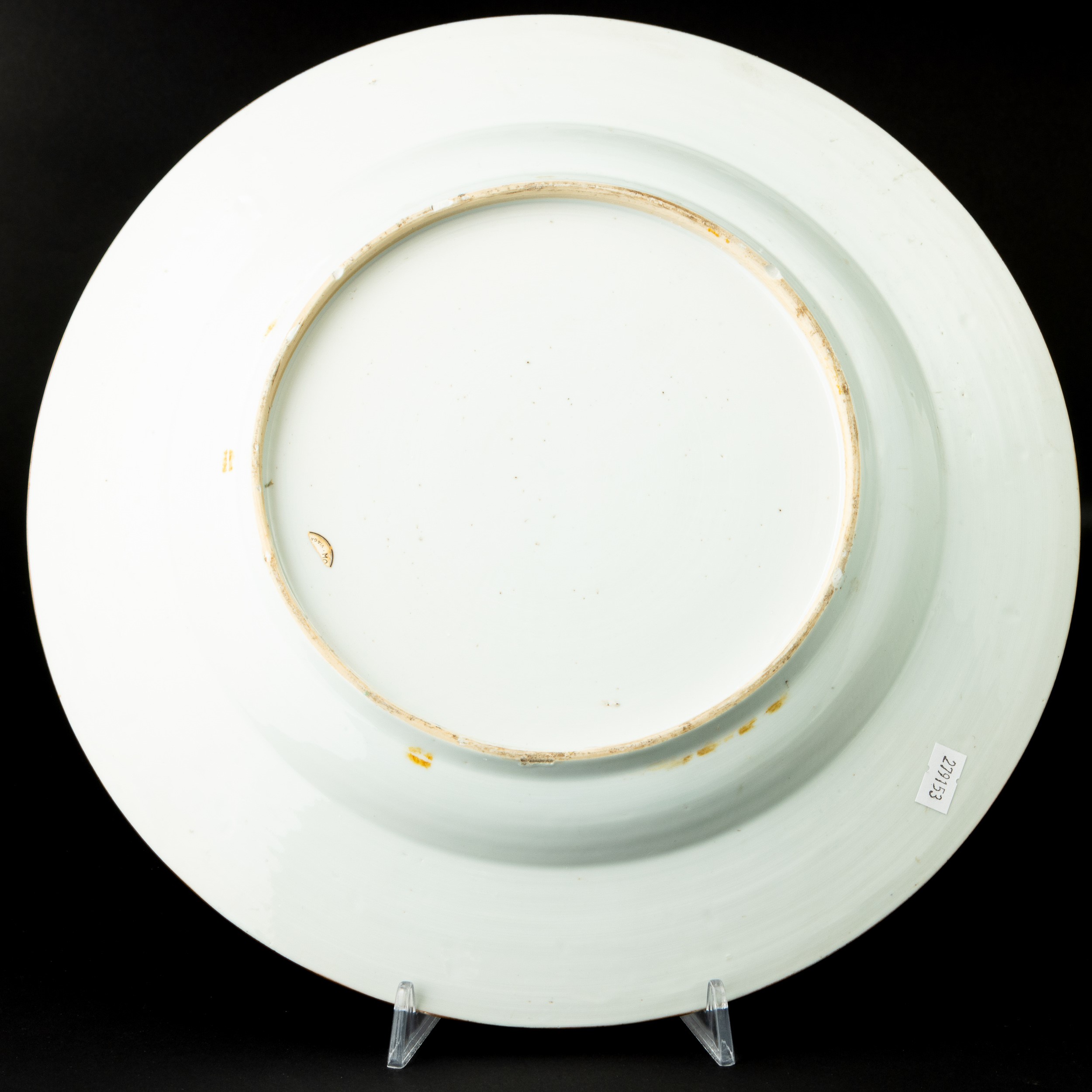 Cina, Famiglia Rosa, Tre piatti in porcellana con decori floreali, Dinastia Qing (epoca Qianlong)