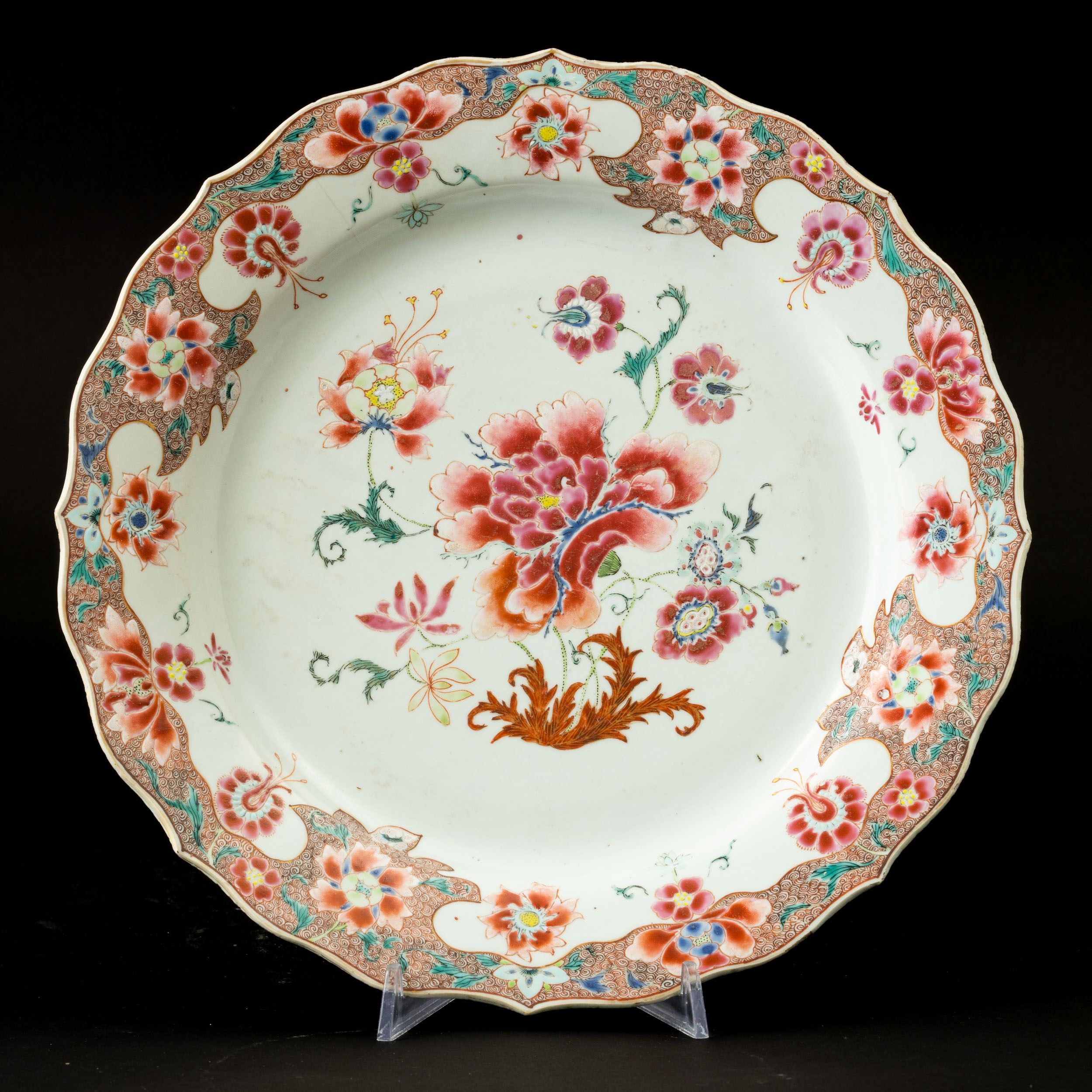 Cina, Famiglia Rosa, Tre piatti in porcellana con decori floreali, Dinastia Qing (epoca Qianlong)