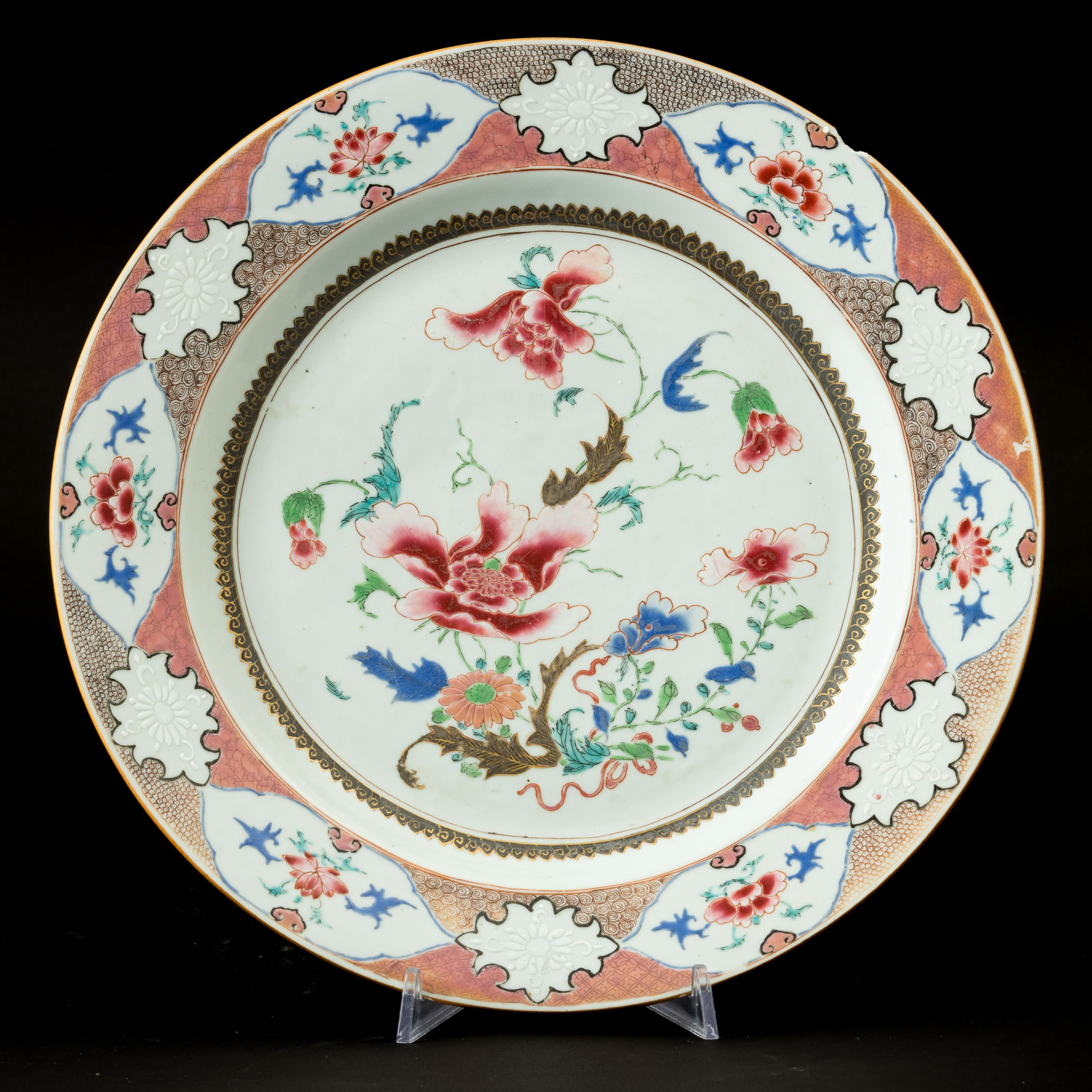 Cina, Famiglia Rosa, Tre piatti in porcellana con decori floreali, Dinastia Qing (epoca Qianlong)