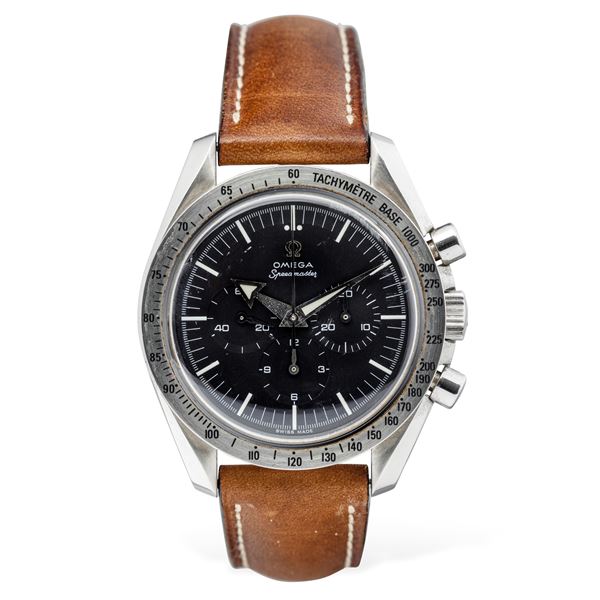 Omega - Eye-catching and elegant Speedmaster Broad Arrow, three-steel chronograph with tachymeter scale, black dial, leather strap, deployant clasp, accompanied by box and warranty