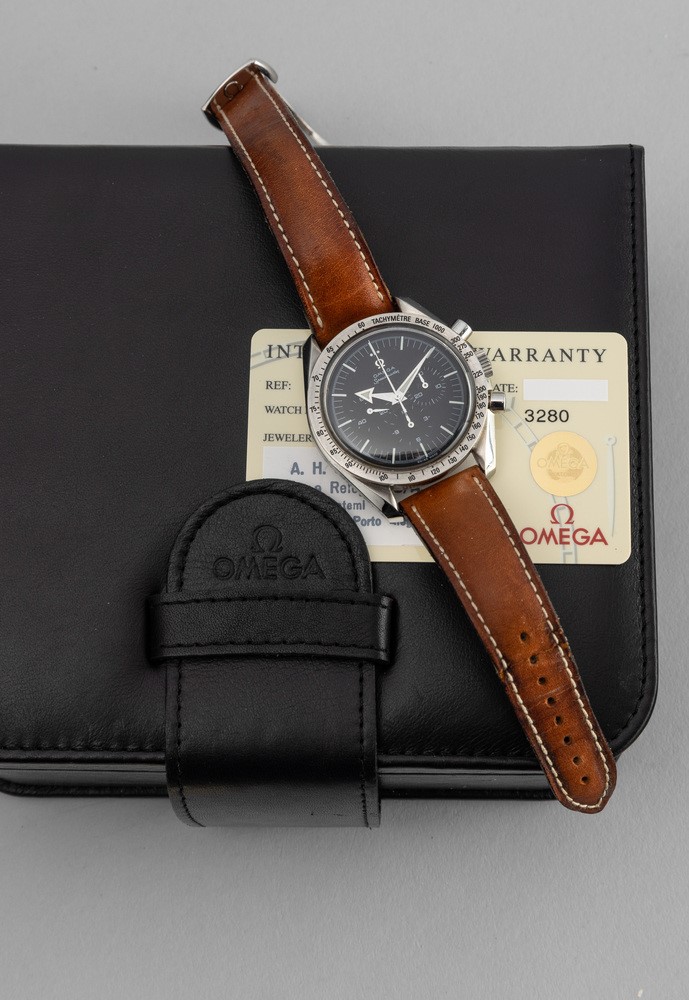 Omega - Accattivante ed Elegante Speedmaster Broad Arrow, Cronografo Tre Contatori in Acciaio con...