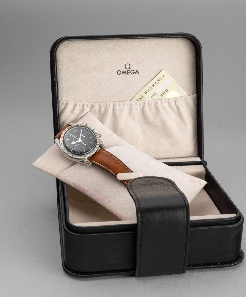 Omega - Accattivante ed Elegante Speedmaster Broad Arrow, Cronografo Tre Contatori in Acciaio con...