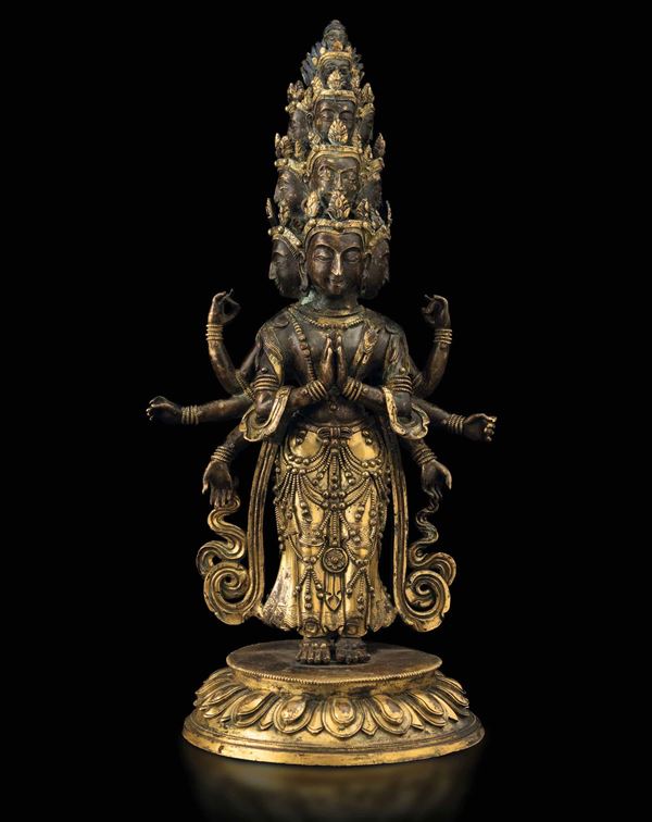 Figura di Ekadasamukha-Avalokitesvara stante su fiore di loto in bronzo parzialmente dorato con tracce di policromia, Cina, Dinastia Qing, XVIII secolo