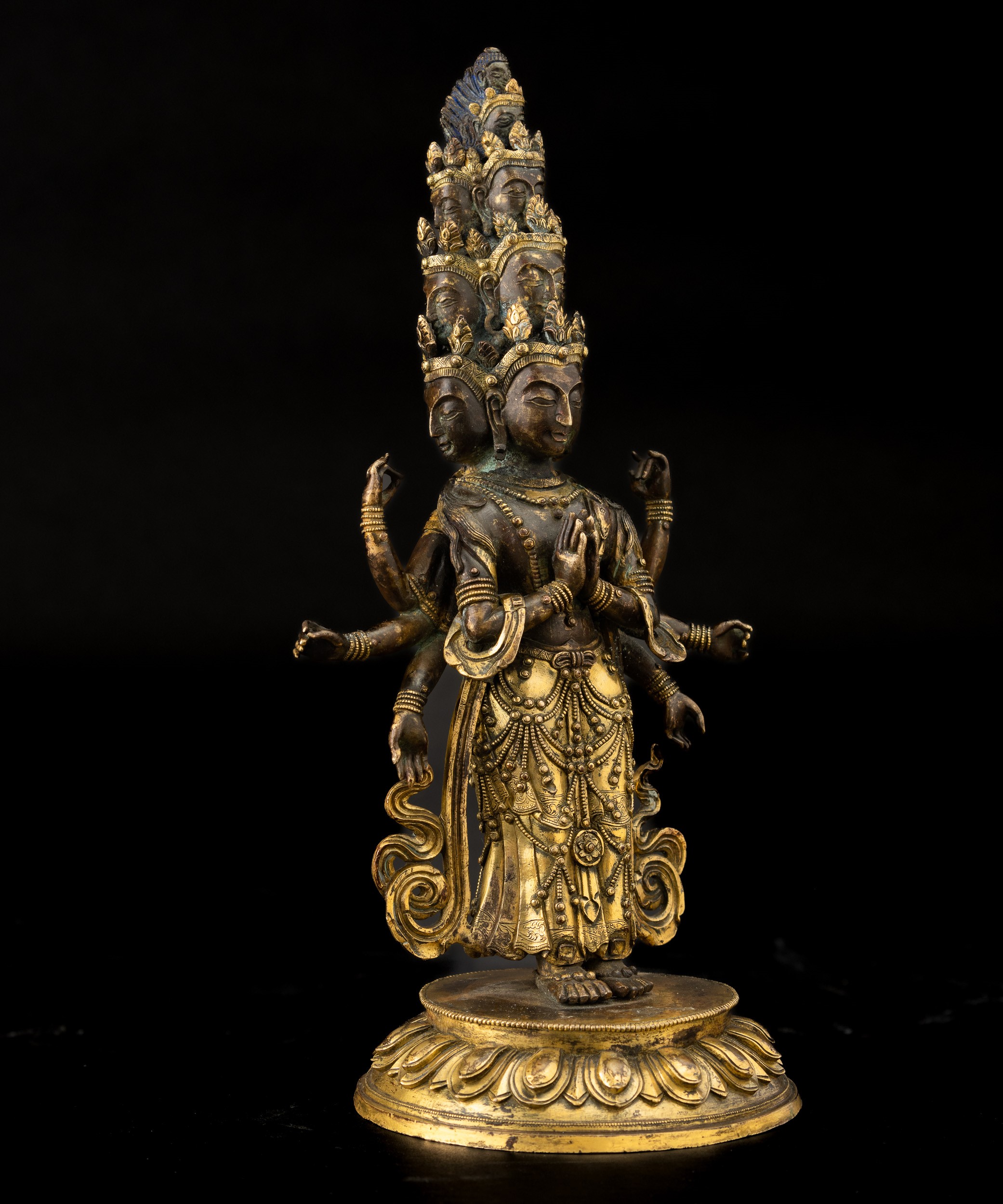 Figura di Ekadasamukha-avalokitesvara Stante su Fiore di Loto in Bronzo Parzialmente Dorato con T...