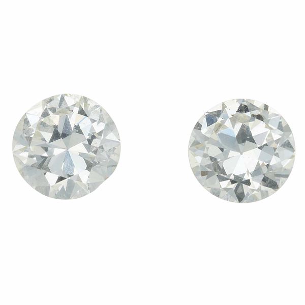 Coppia di diamanti taglio circular, per orecchini, di ct 2.30 e 2.35, colore O-P, caratteristiche interne SI1 e VS2, fluorescenza UV nulla e debole gialla