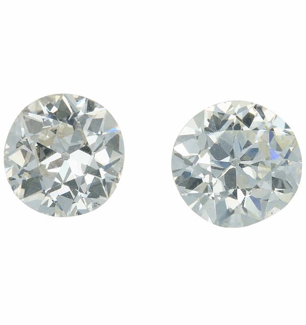 Coppia di diamanti di vecchio taglio, per orecchini, di ct 3.56 e 3.95, colore M, caratteristiche interne VS2, fluorescenza UV debole e nulla