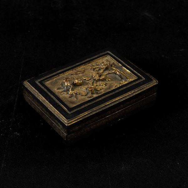Piccola scatola in bronzo con decoro naturalistico a rilievo sul coperchio, Cina, Dinastia Qing, epoca  [..]