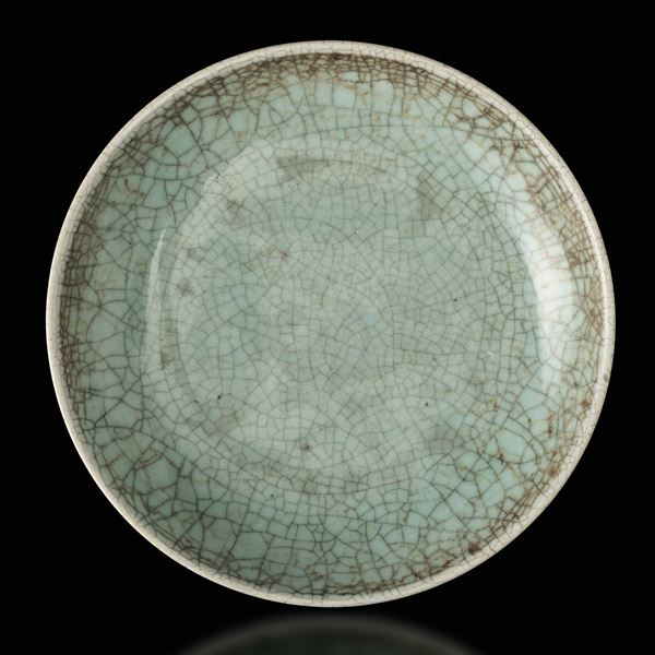 Piatto in porcellana Guan color Celadon, Cina, Dinastia Ming, XVI secolo