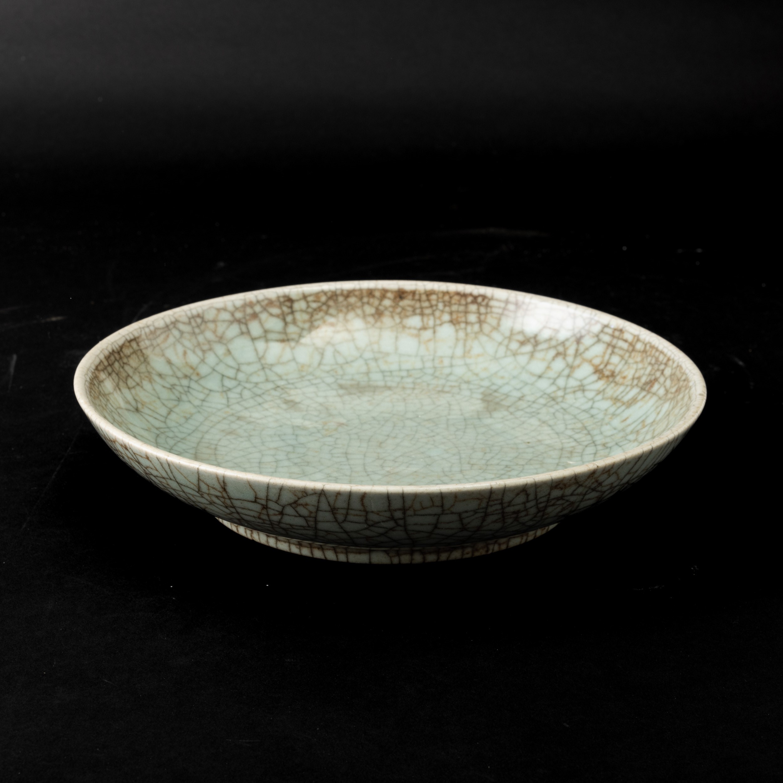 Piatto in Porcellana Guan Color Celadon, Cina, Dinastia Ming, XVI Secolo