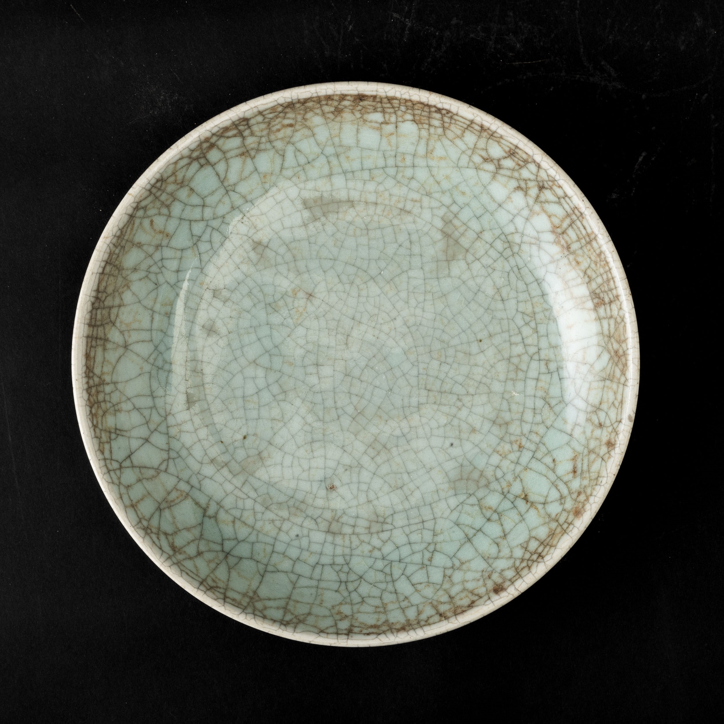 Piatto in Porcellana Guan Color Celadon, Cina, Dinastia Ming, XVI Secolo