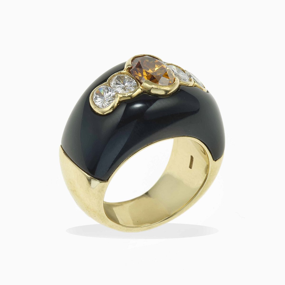 Anello a fascia in oro 750/1000 con diamante centrale fancy orangy brown irradiato (ct 1,48)