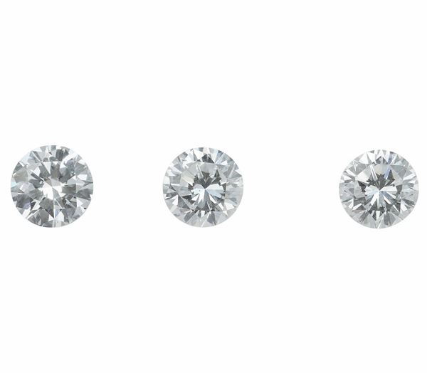 Tre diamanti taglio brillante di ct 0.48, 0.48 e 0,47, colore D, caratteristiche interne VVS2-VS1, fluorescenza UV nulla