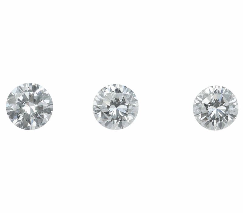 Tre diamanti taglio brillante di ct 0.48, 0.48 e 0,47, colore D, caratteristiche interne VVS2-VS1, fluorescenza UV nulla  - Asta Fine Jewels - Cambi Casa d'Aste