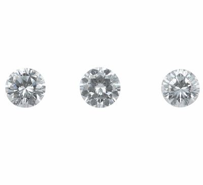 Tre diamanti, taglio brillante (ct 0.35, 0.39, 0.39), colore E, caratteristiche interne VVS2–VS1