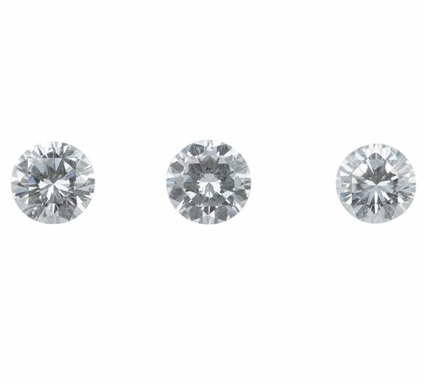 Tre diamanti taglio brillante di ct 0.35, 0.39 e 0.39, colore E, caratteristiche interne VVS2-VS1, fluorescenza UV nulla