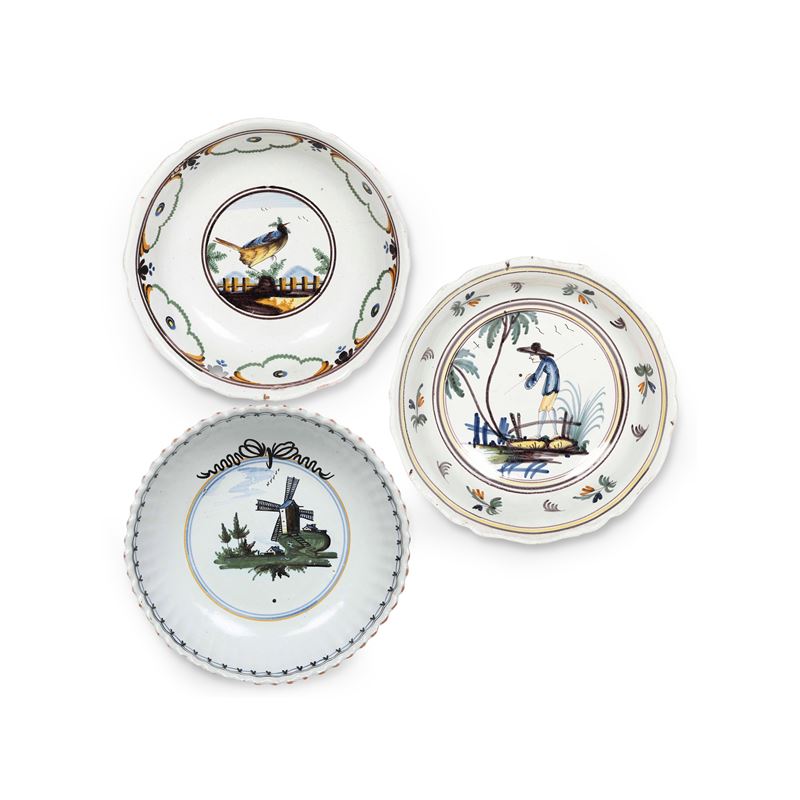 Tre bacinelle. Francia, Manifattura di Nevers e/o Ancy Le Franc, XVIII e XIX secolo.  - Auction Ceramics - Cambi Casa d'Aste