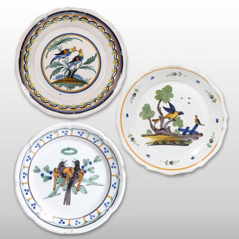 Tre piatti Francia, Manifattura di Nevers, fine del XVIII e inizio del XIX secolo  - Auction Ceramics - Cambi Casa d'Aste