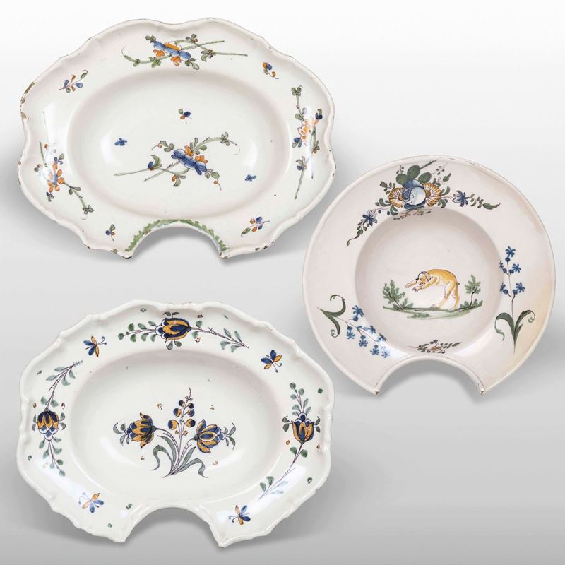 Tre bacili da barbiere. Francia, Manifattura di Montpellier (?), XVIII secolo.  - Asta Ceramiche - Cambi Casa d'Aste