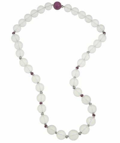 Collana, cristallo di rocca sabbiato, rubini e diamanti in oro bianco 750/1000 (firmata Gabri)