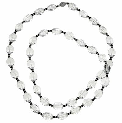 Gabri, Lunga collana in oro bianco 750/1000 con cristallo di rocca inciso, onice e diamanti
