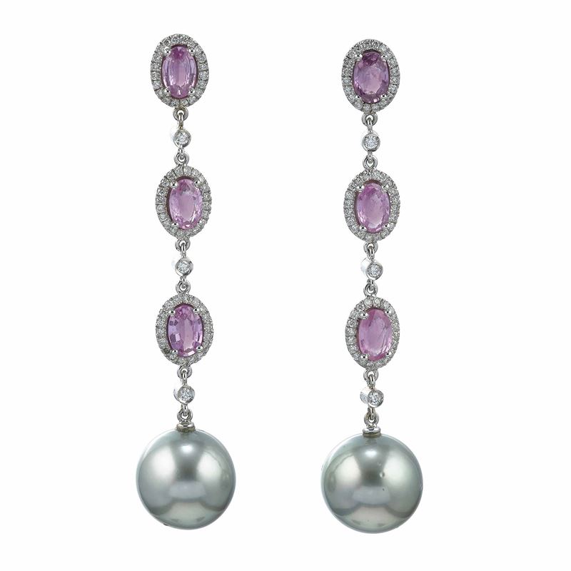 Orecchini pendenti con zaffiri rosa per ct 2.92, diamanti per ct 0.50 e perle Tahiti  - Asta Fine Jewels - Cambi Casa d'Aste