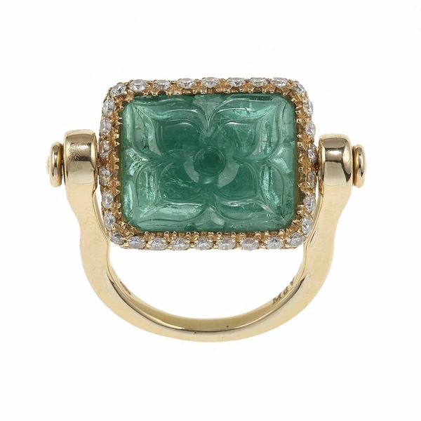 Michele Della Valle. Anello con smeraldo inciso di ct 8.22 e diamanti