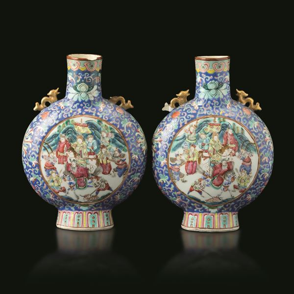 Coppia di fiasche in porcellana a smalti policromi con anse a draghetto e scene di vita comune, Cina, Dinastia Qing, XIX secolo
