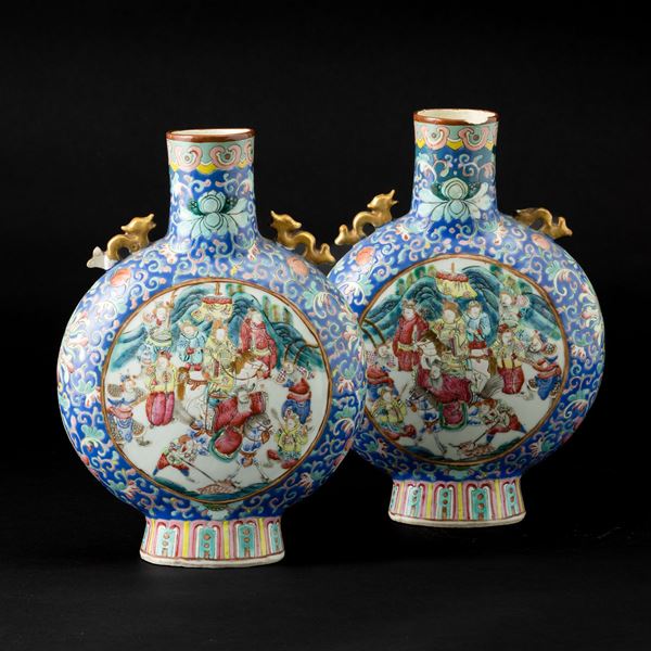 Coppia di fiasche in porcellana a smalti policromi con anse a draghetto e scene di vita comune, Cina, Dinastia Qing, XIX secolo